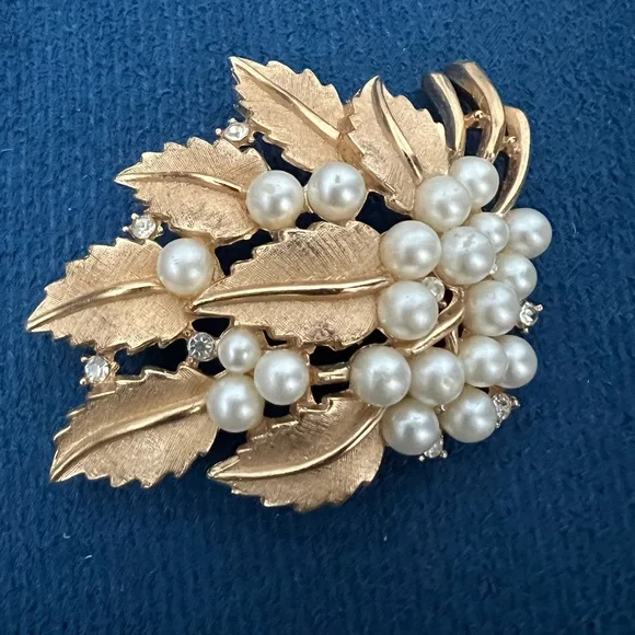 Vintage Crown Trifari Gold Tone Rhinestone Faux Pearl Leaf Brooch - Picture 3 of 7